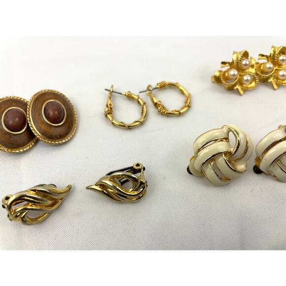 VTG Lot of 12 Assorted Gold Toned Clip-on Earrings Signed Trifari SaraCov Napier - Picture 4 of 16